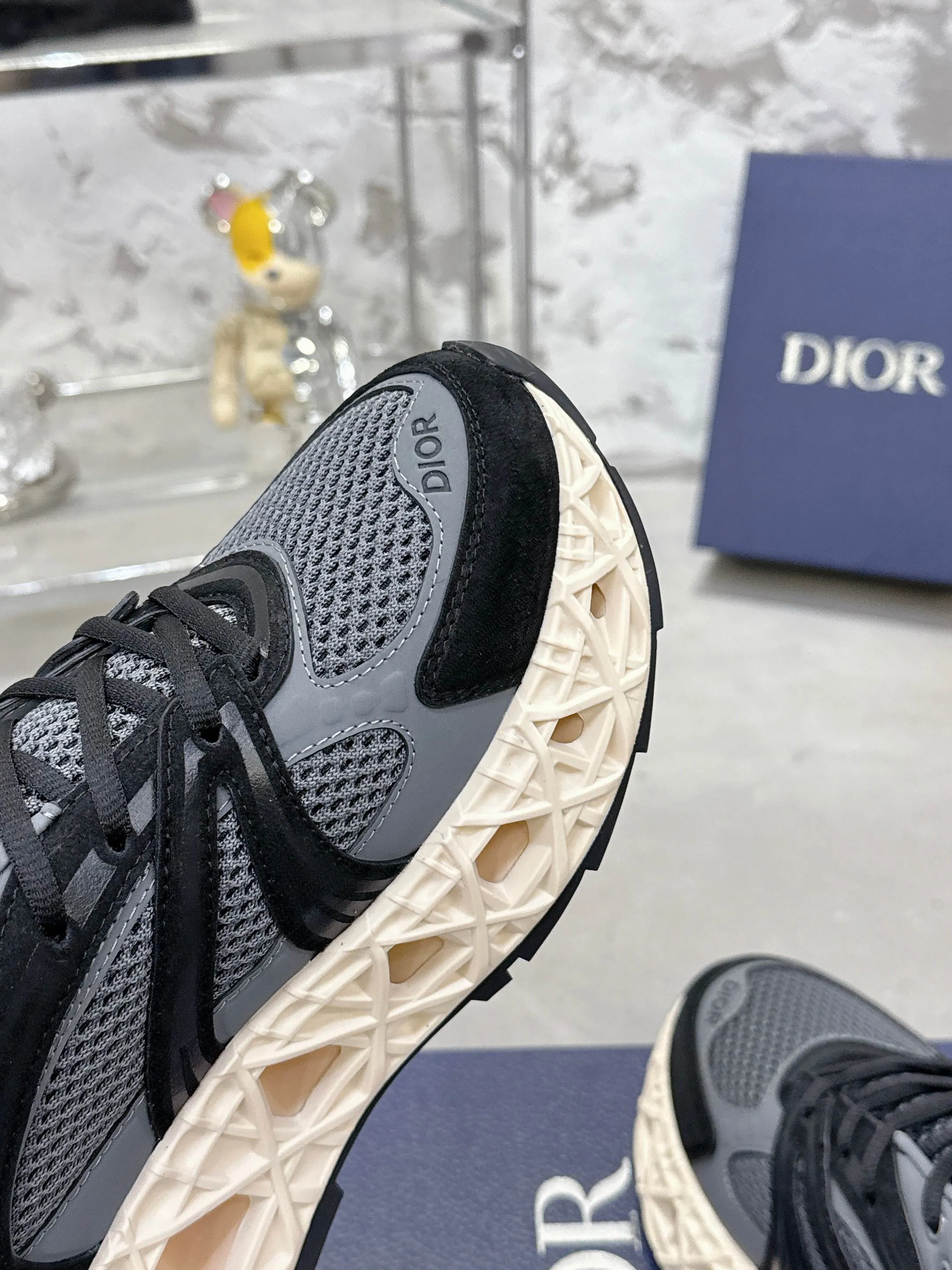 Factory price 780💰 Top version! ! ! Dior (B35) DIOR spring and summer men's wear show, the show was held at the Valle de Grasse School in Paris. Kim Jones drew inspiration from the works of South African artist Hylton Nel. The details of the shoes, clog soles and tribal elements, cleverly blended luxury craftsmanship and practicality, with fresh childishness and bright temperament, creating a new season hot spot. Dior KAWA Dior co-branded casual sports shoes reinterpret running shoes with Dior's high-end style. B35 is made of fine-textured leather and mesh fabric materials. It can be worn in all seasons, is comfortable and breathable, and has multiple lines on the shoe body to outline details. It has a full retro three-dimensional feel and can create a casual look all year round! Fabric: Cowhide/customized cloth material Lining: Imported breathable mesh Outsole: Original molded outsole Size: 39-46 (customized at 45.46)